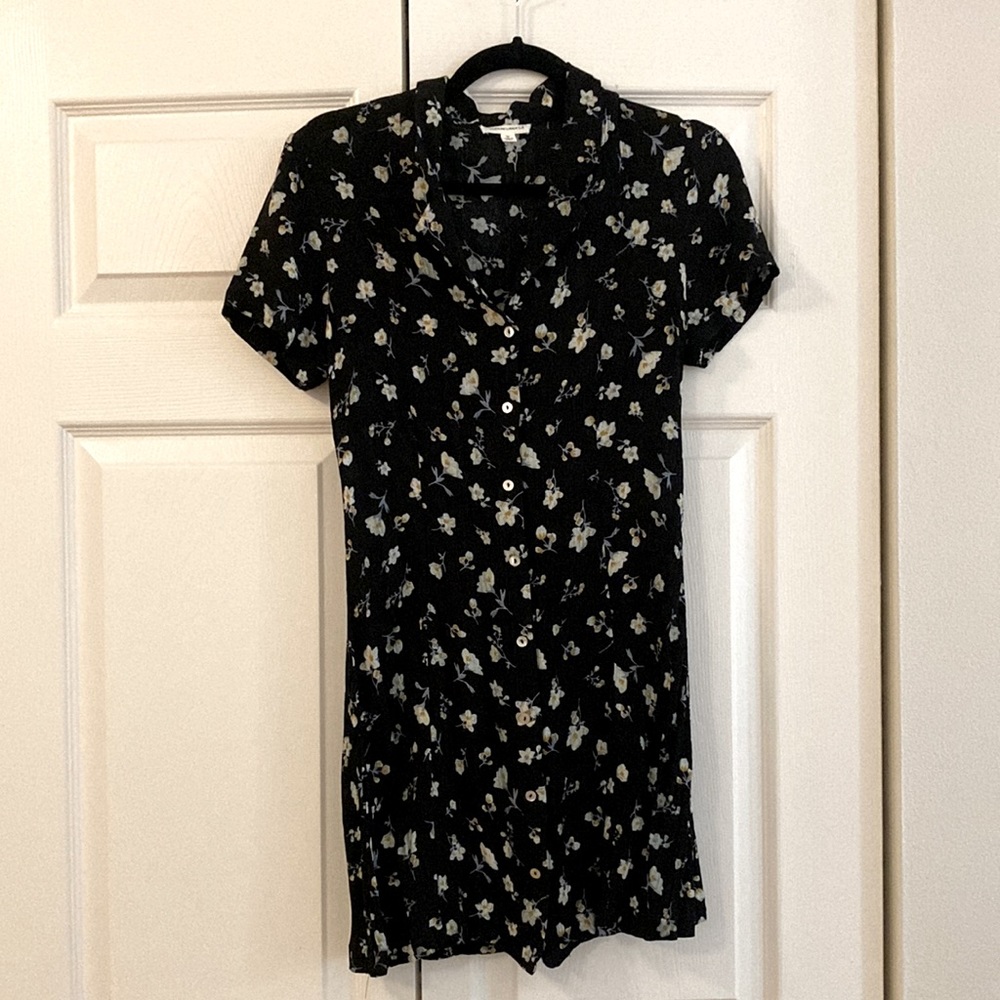 Soft Floral ‘90s Minidress with Buttons